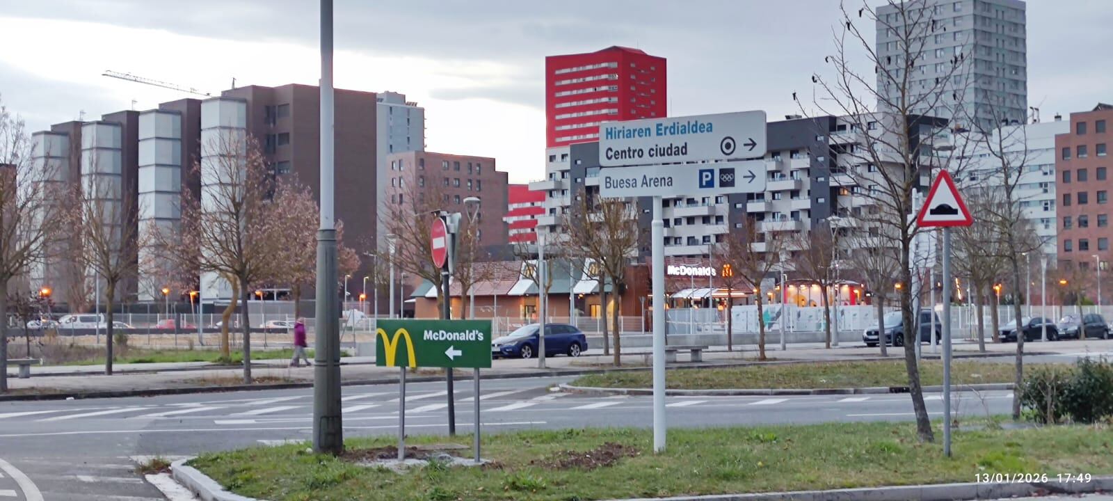 Cartel de McDonald's en Avenida de Bruselas, Salburua