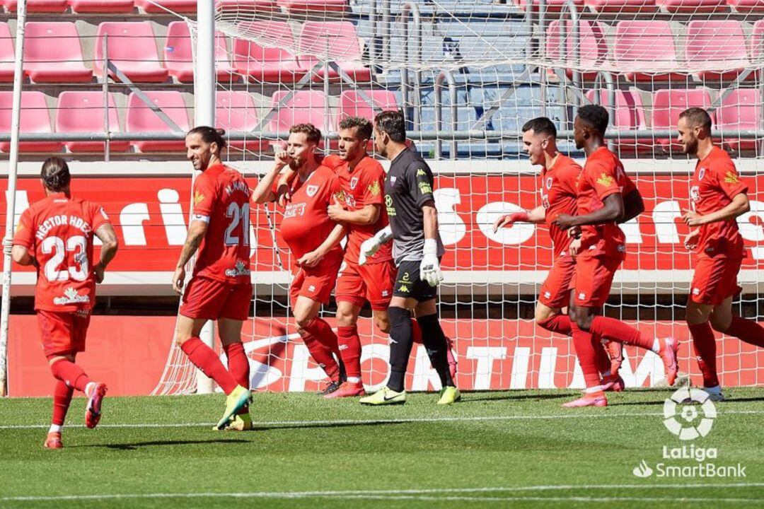 Los jugadores del Numancia celebran el gol de Calero.