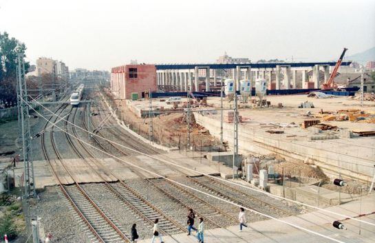 1993 - Peatones transitando por las vías antes de la finalización de las obras de la nueva estación de Córdoba