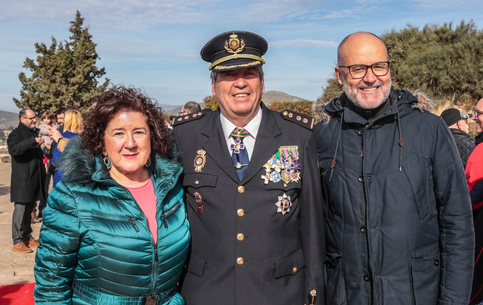 Mari Carmen Rico y Gabriel Segura, cronistas oficiales de Petrer y Elda respectivamente, junto al comisario de la Policía Nacional, Bernardo Alonso