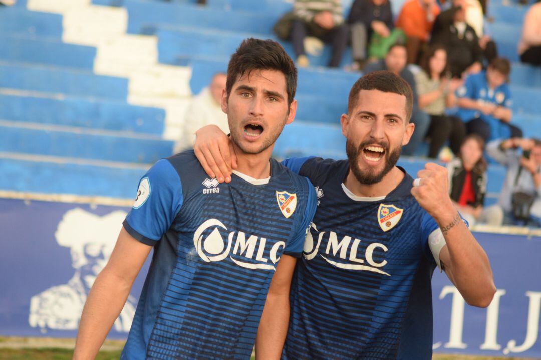 Fran Lara celebra el gol marcado al Motril, junto a Rosales