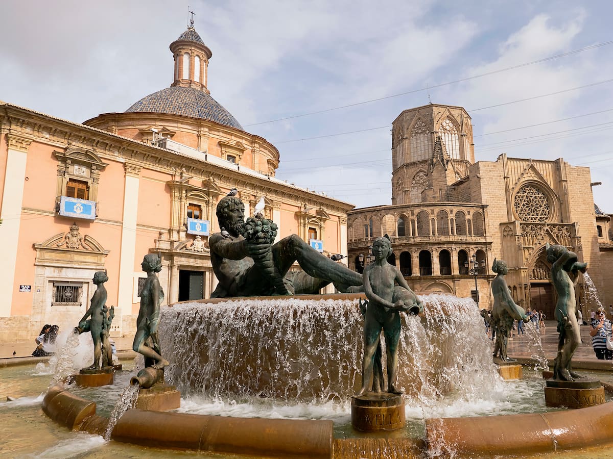 Un hombre se baña en tanga en la fuente de la plaza de la Virgen de València