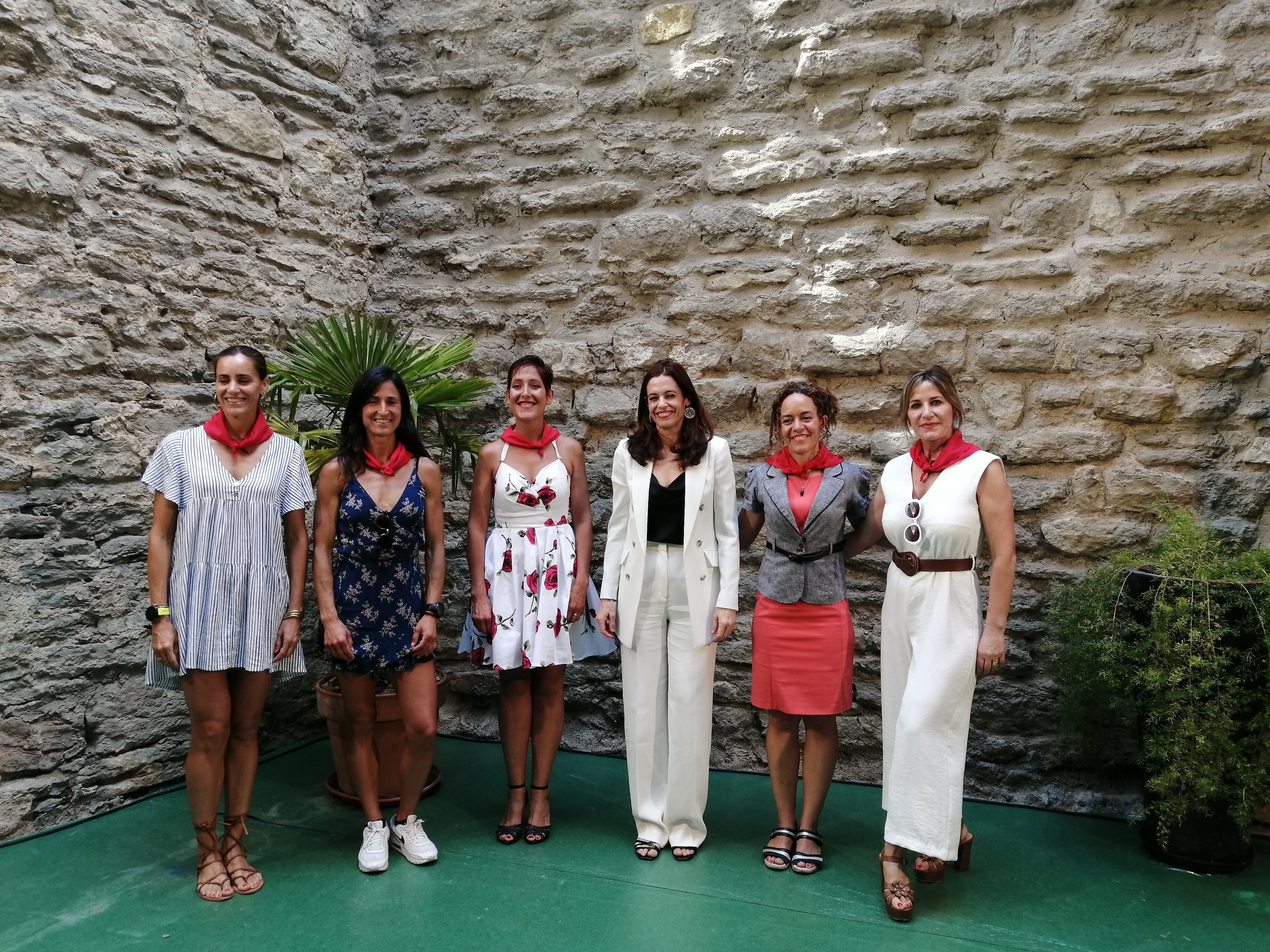 Ruth Brito, Elena Loyo, Jaione Prado, Arantza Navarro y María José Sáez de Cortázar junto a Maider Etxebarria