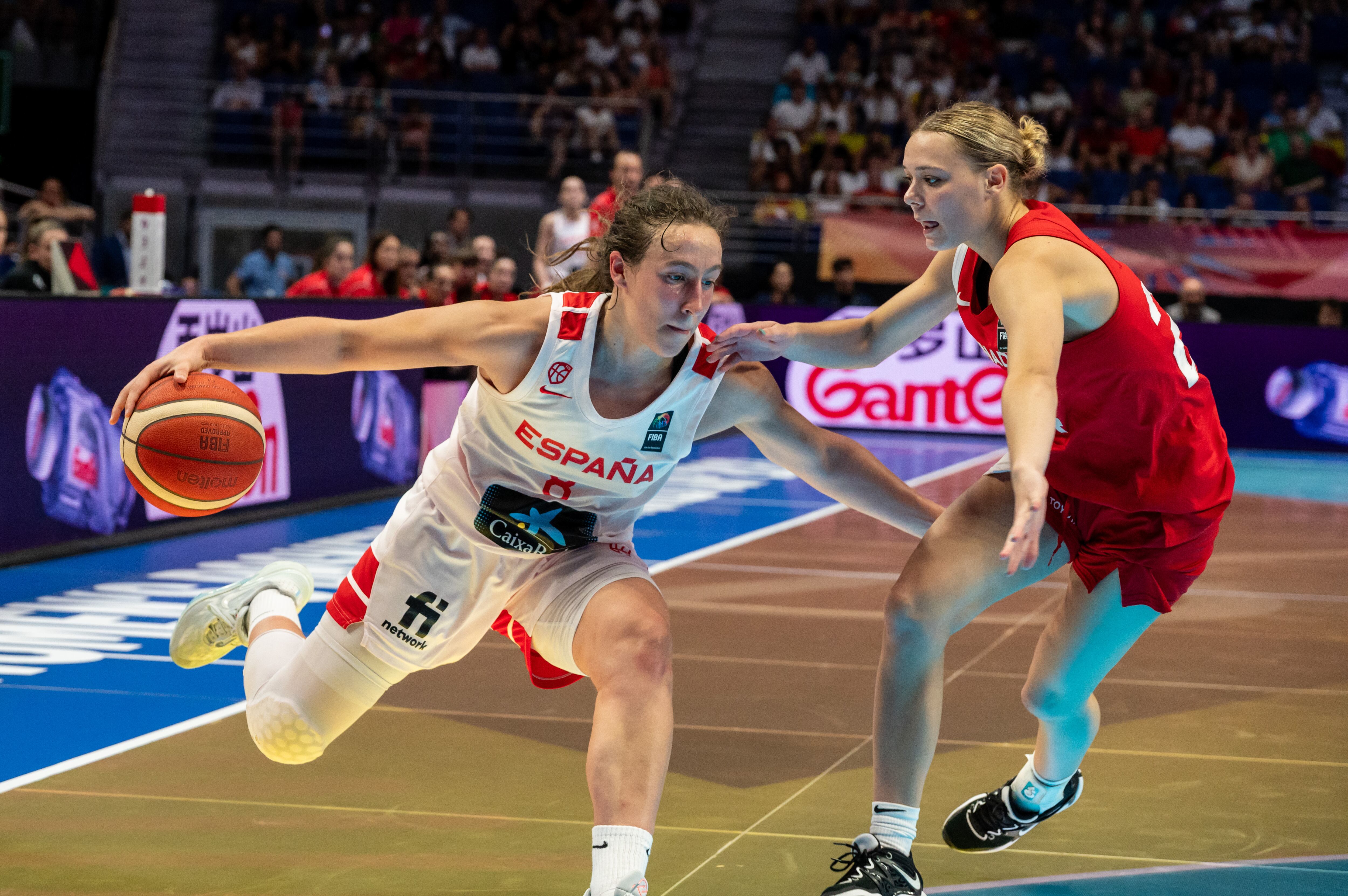 MADRID, 22/07/2023.- La escolta de la selección española Alicia Florez (i) juega un balón ante una jugadora de Canadá, durante la semifinal del Mundial de baloncesto femenino sub-19 disputada este sábado en el Wizink Center, en Madrid. EFE/Fernando Villar