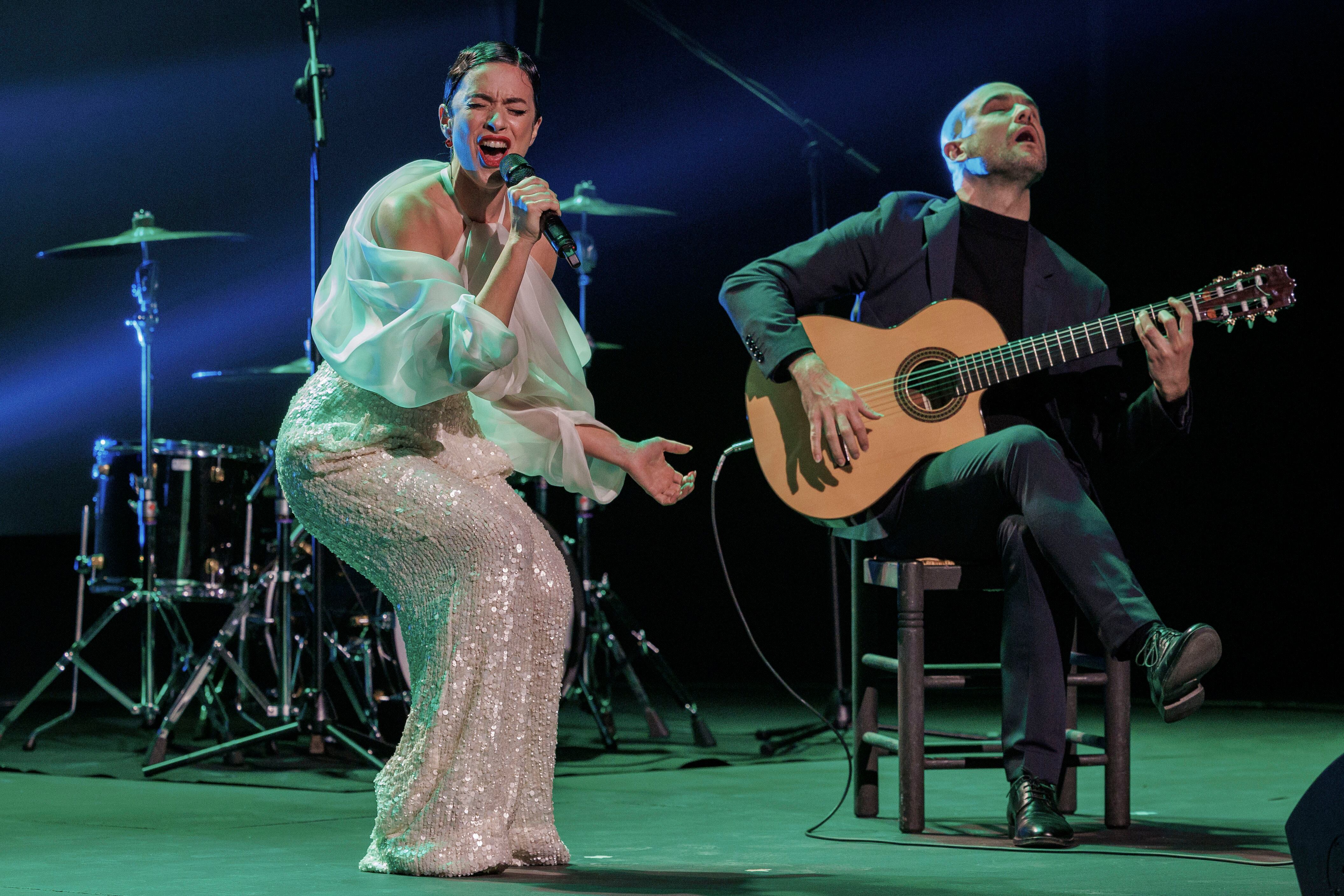 SEVILLA, 11/11/2023,- La cantante Blanca Paloma, ganadora de la edición del pasado año, durante su actuación en la Gala en la que RTVE ha dado a conocer esta noche en el Teatro Alameda de Sevilla los 16 artistas elegidos para participar en el Benidorm Fest 2024. EFE/Julio Muñoz