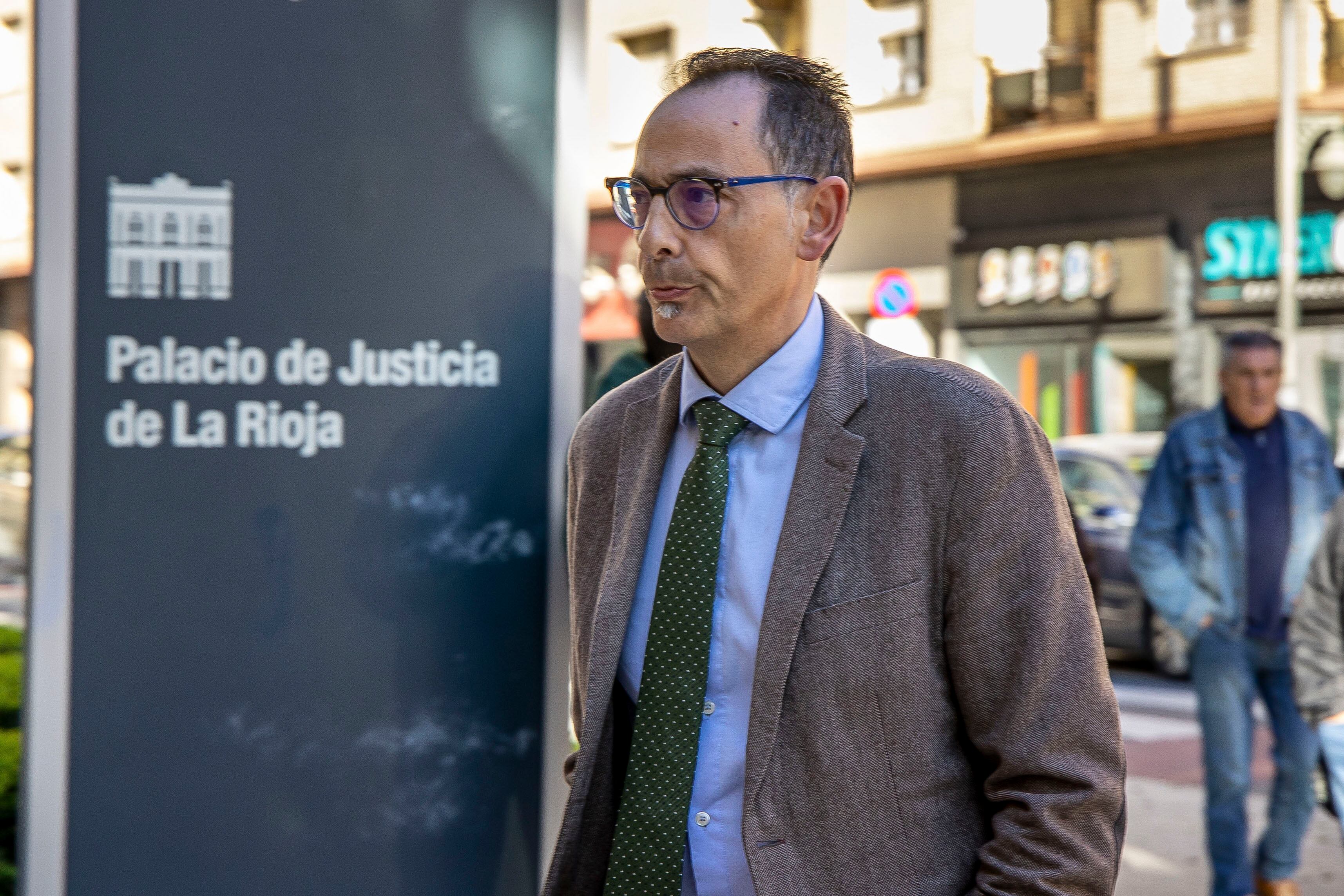 LOGROÑO 23/04/2025.- Nueve de los acusados por prevaricar en la adjudicación de obras en el municipio riojano de Soto en Cameros han pactado multas, inahbilitación y penas de cárcel, con un máximo de 20 meses de prisión, tras llegar a un acuerdo con la fiscalía. La Audiencia Provincial de La Rioja ha celebrado este miércoles la vista oral por unos hechos ocurridos desde 2010 en los que se ha procesado al actual alcalde de Soto en Cameros, el popular Pedro Elías Cristóbal (c) -en su etapa de concejal-, y el entonces regidor, Miguel Pedro Cuesta, quien ha fallecido y no ha sido juzgado.-EFE/ Raquel Manzanares