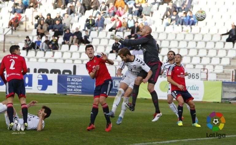 Mal partido de Osasuna pero con 2 goles polémicos del Albacete como en esta falta de Pulido a Nauzet que se marcó en propia puerta de puños 