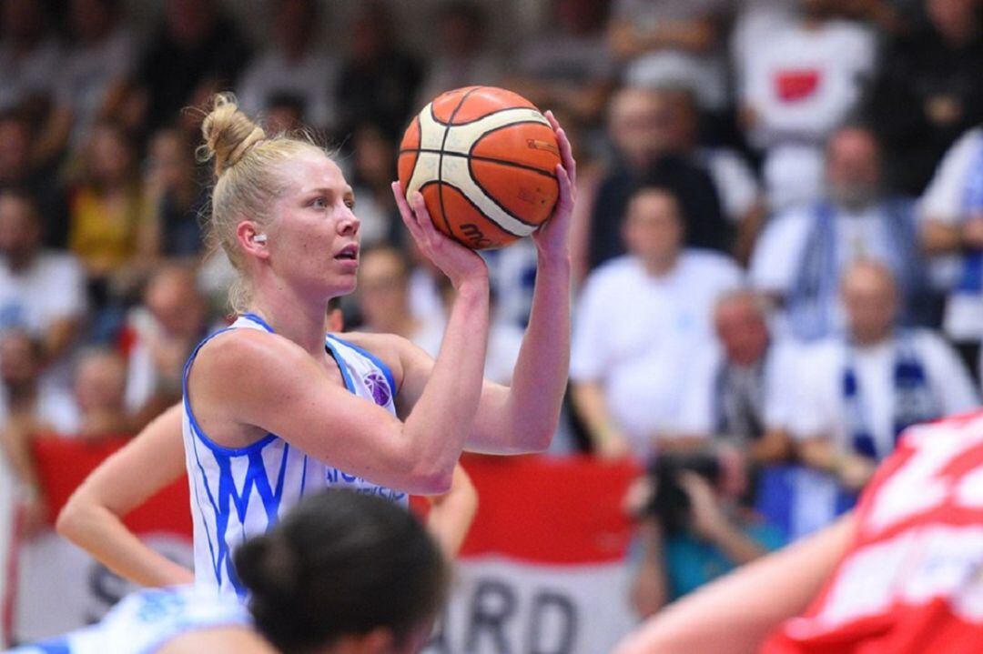 Abby Bishop, a punt de fer un llançament de tir lliure.