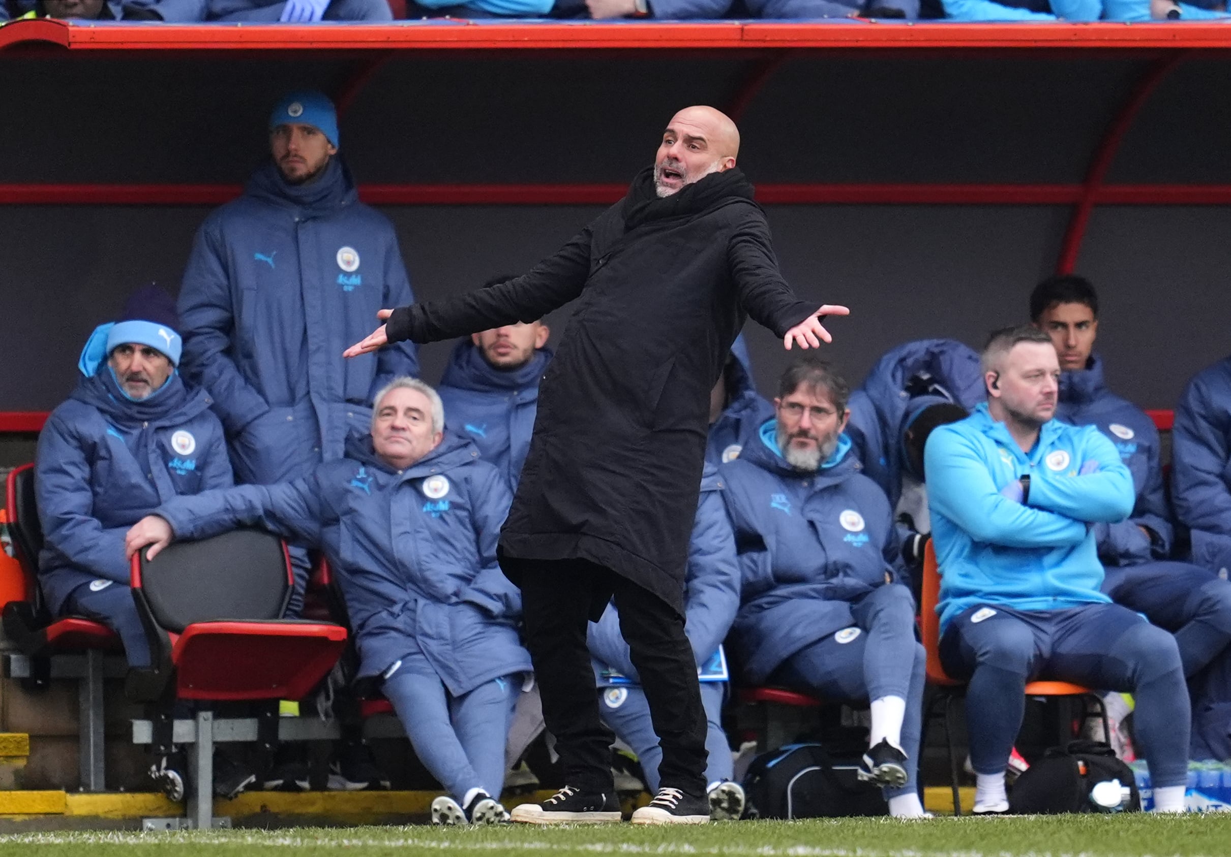 Pep Guardiola reacciona a una jugada desde el área técnica del Manchester City