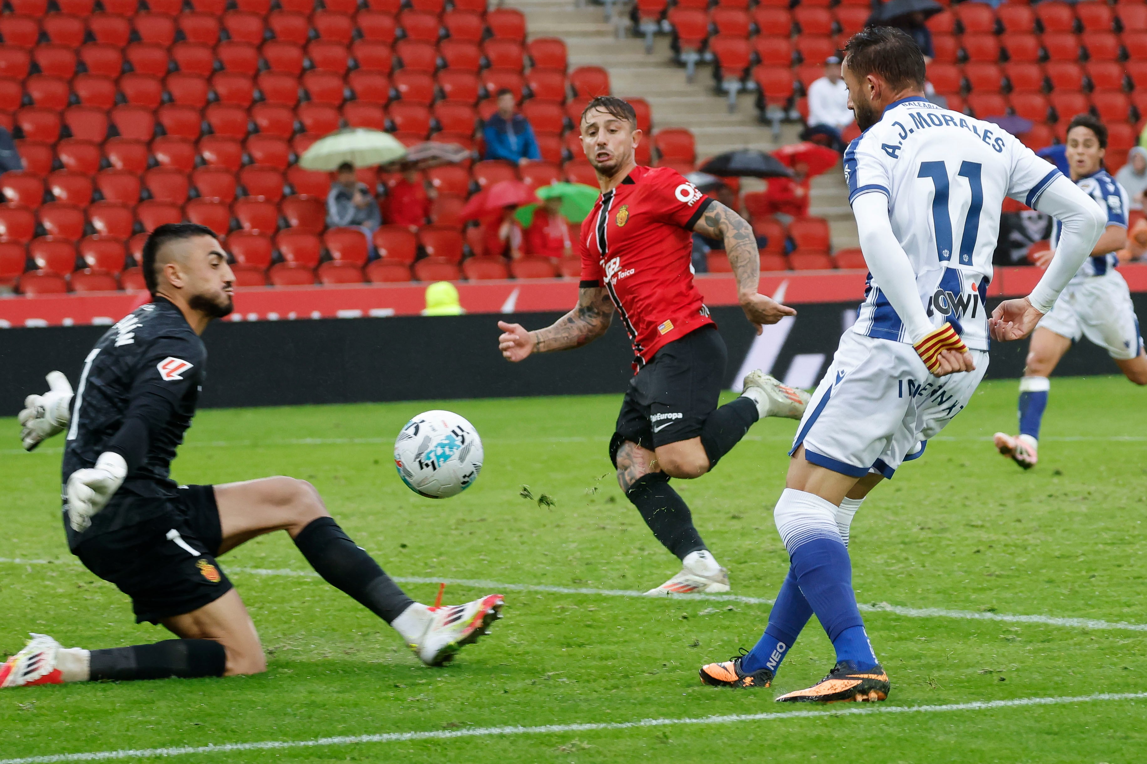 PALMA DE MALLORCA, 26/10/2025.- El centrocampista del Levante José Luis Morales, ante el centrocampista del Mallorca Pablo Torre, durante el partido de la décima jornada de Laliga disputado entre el RCD Mallorca y la UD Levante, este domingo en el estado de Son Moix, en Palma. EFE/Cati Cladera
