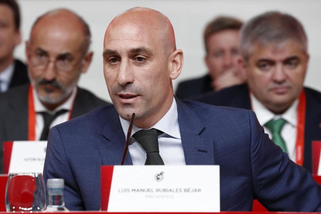 El fútbol modesto espera la decisión de Luis Rubiales 