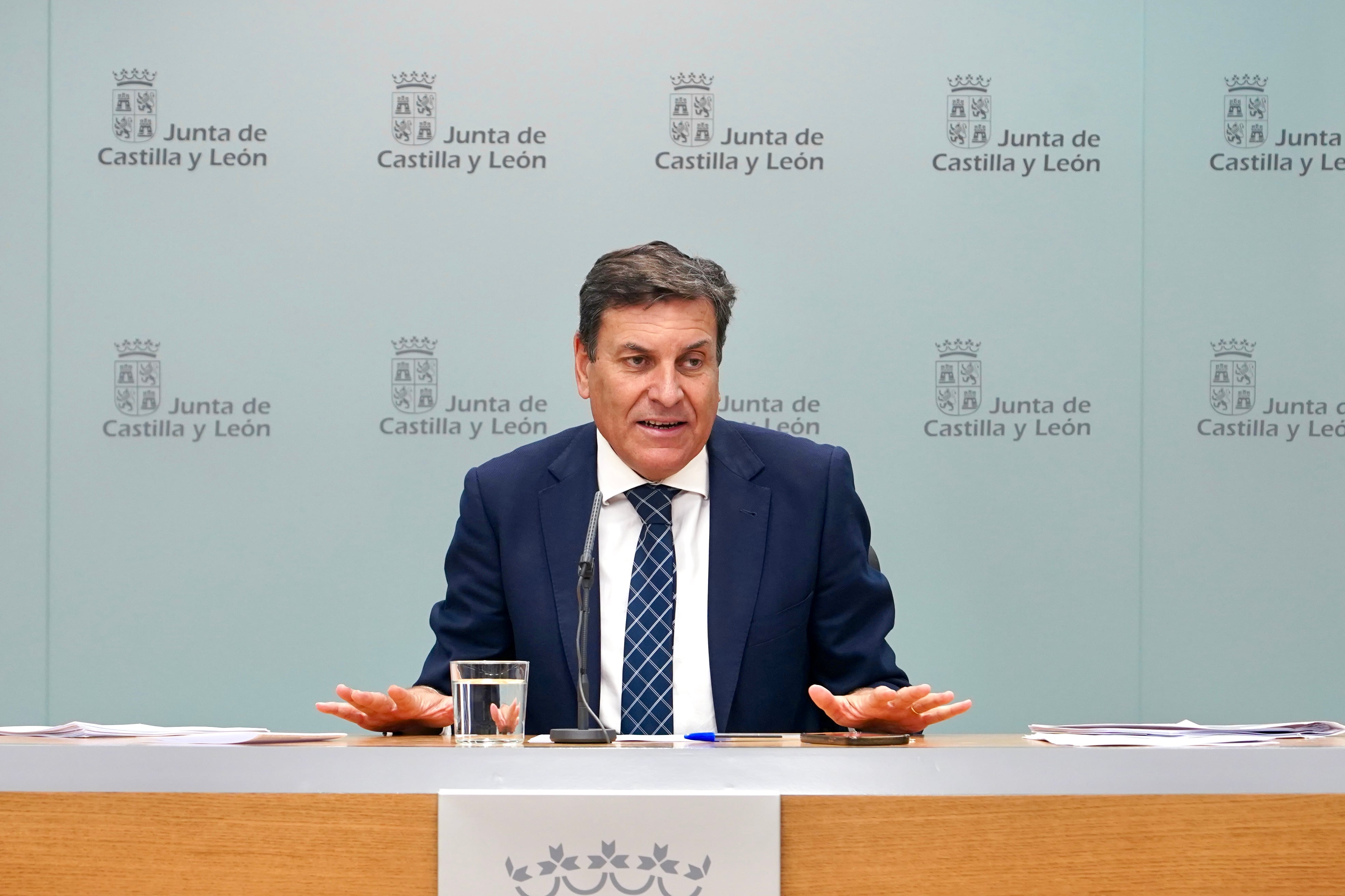 El portavoz de la Junta y consejero de Economía y Hacienda, Carlos Fernández Carriedo, comparece en rueda de prensa posterior al Consejo de Gobierno de la Junta