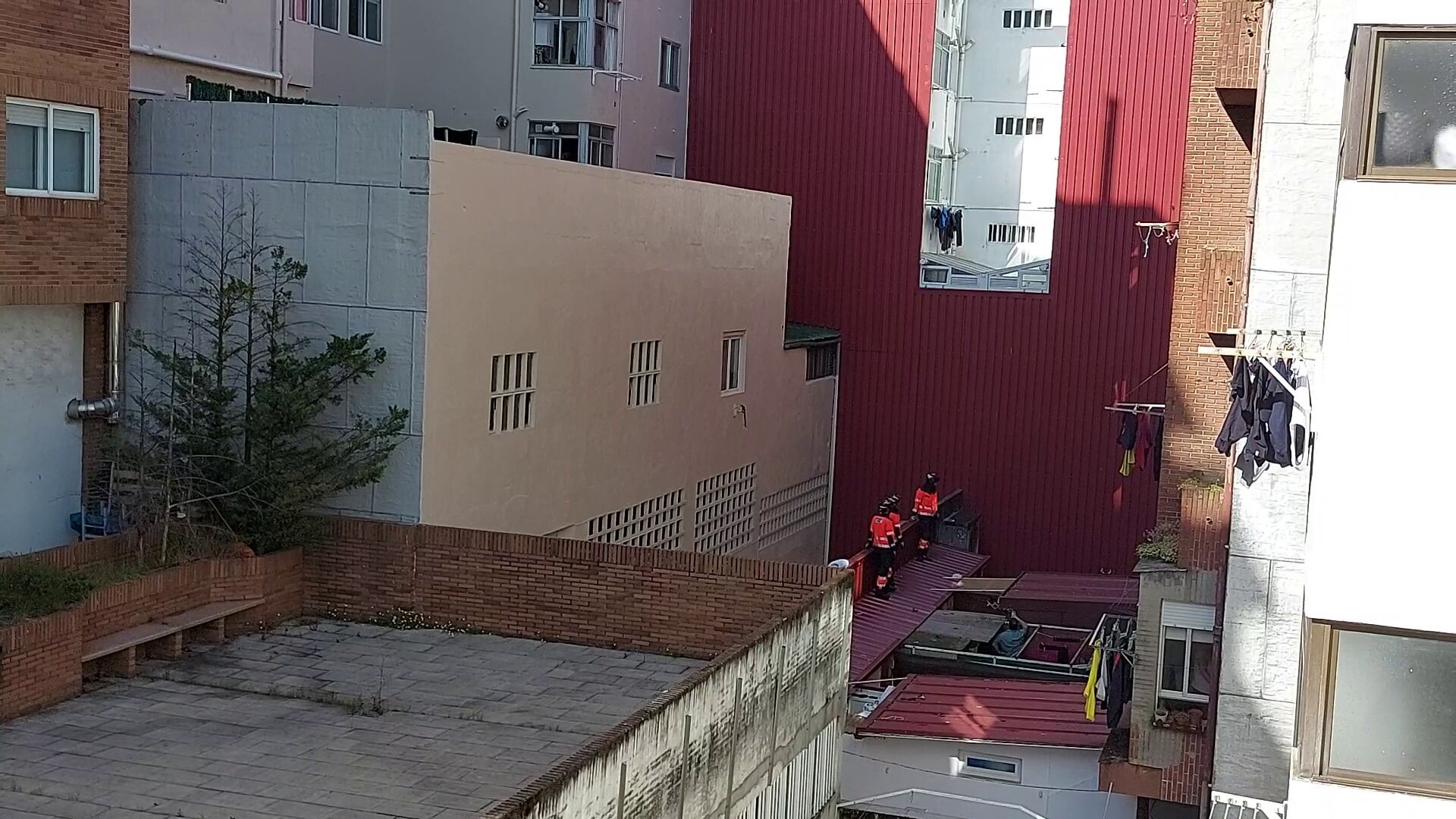 Bomberos de Vigo trabajando en el lugar de los hechos | Enrique Rey (TeleVigo)