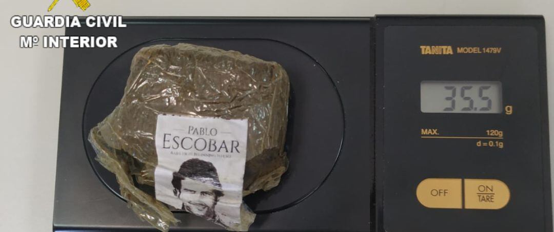 Droga incautada con la cara de Pablo Escobar