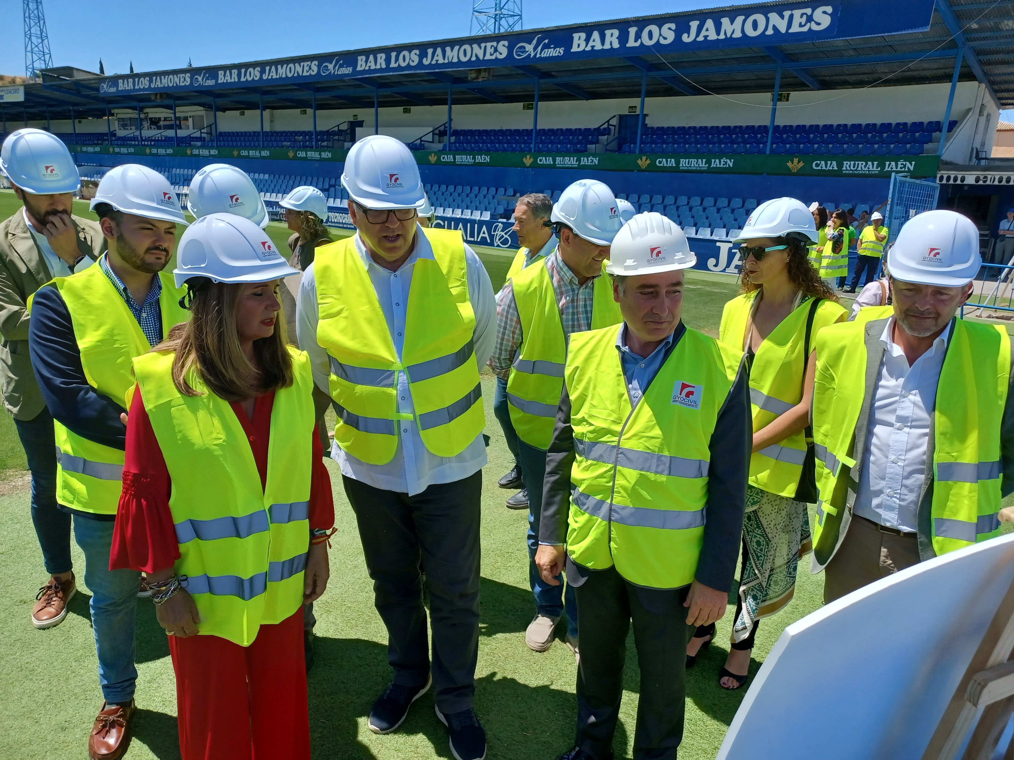 Autoridades locales y regionales, en la visita para inaugurar las obras en Linarejos.