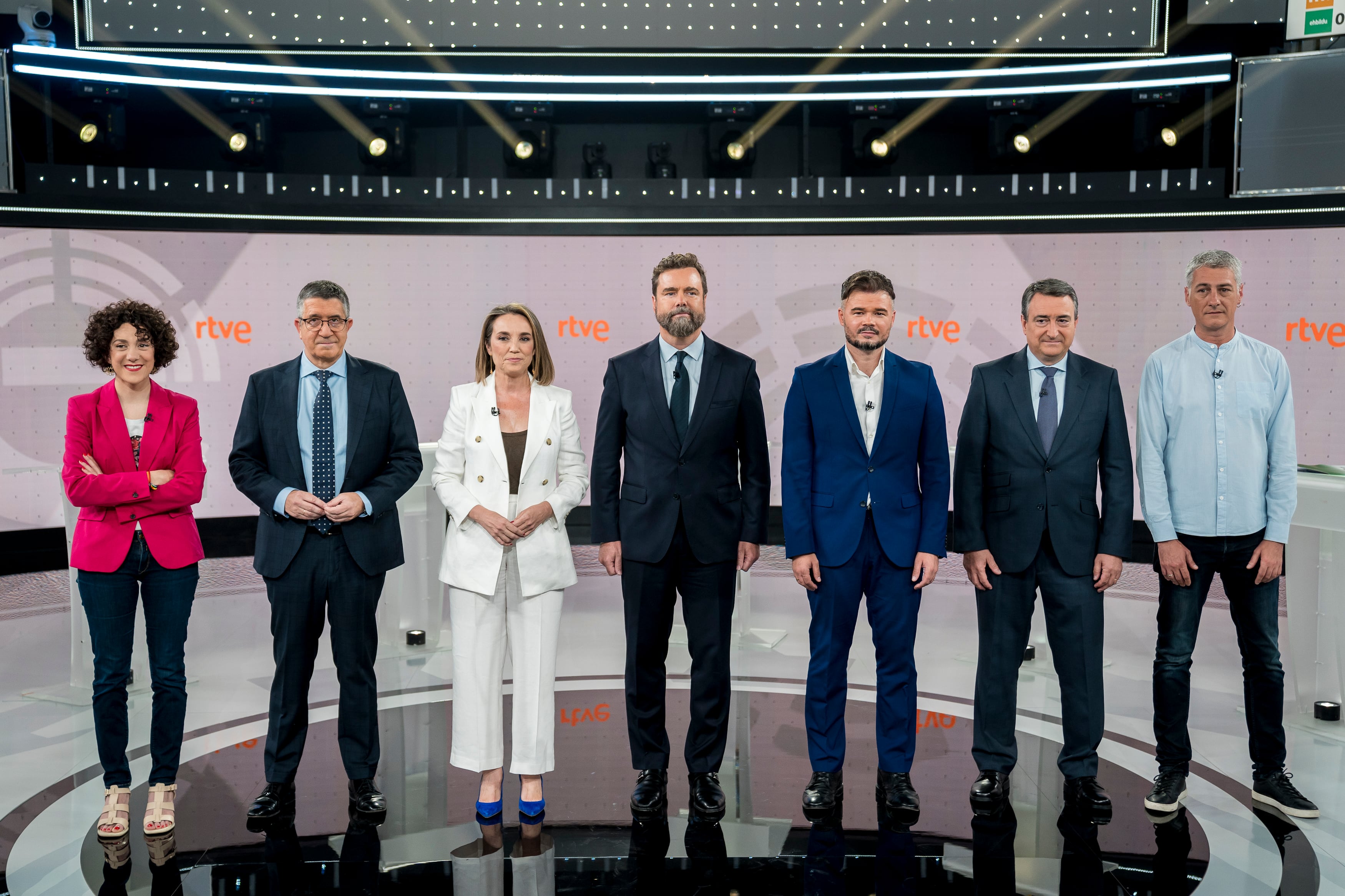 Los portavoces parlamentarios minutos antes de empezar el debate en RTVE. De izquierda a derecha: portavoz de Sumar, Aina Vidal, portavoz del PSOE, Patxi López, portavoz del PP, Cuca Gamarra, portavoz de Vox, Iván Espinosa de los Monteros, portavoz de ERC, Gabriel Rufián, portavoz del PNV, Aitor Esteban, y el portavoz de EH Bildu, Oskar Matute.