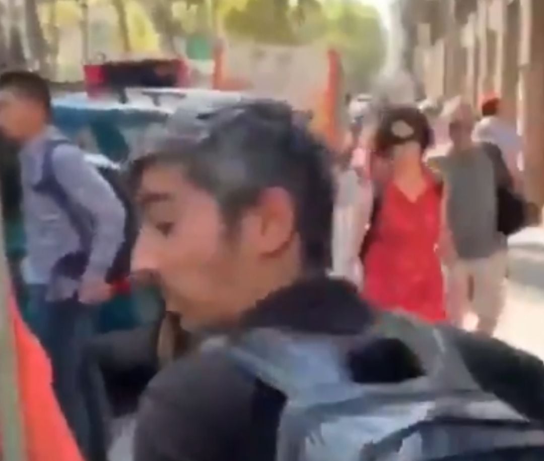 Un hombre ahuyenta a otro a base de collejas en Barcelona. 