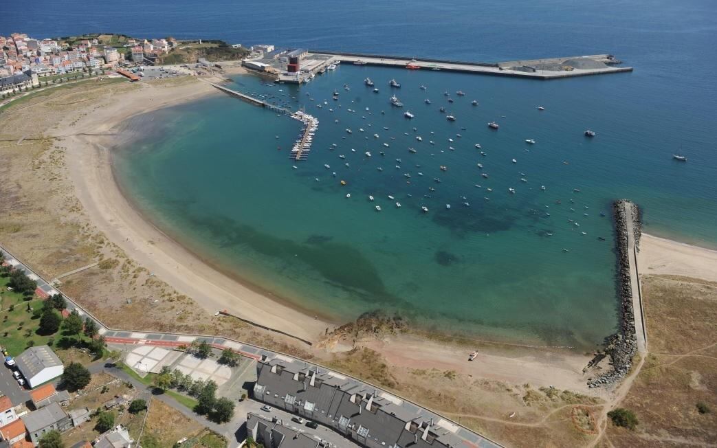 Vista aérea del casco urbano y el puerto de Cariño (foto: Xunta de Galicia)