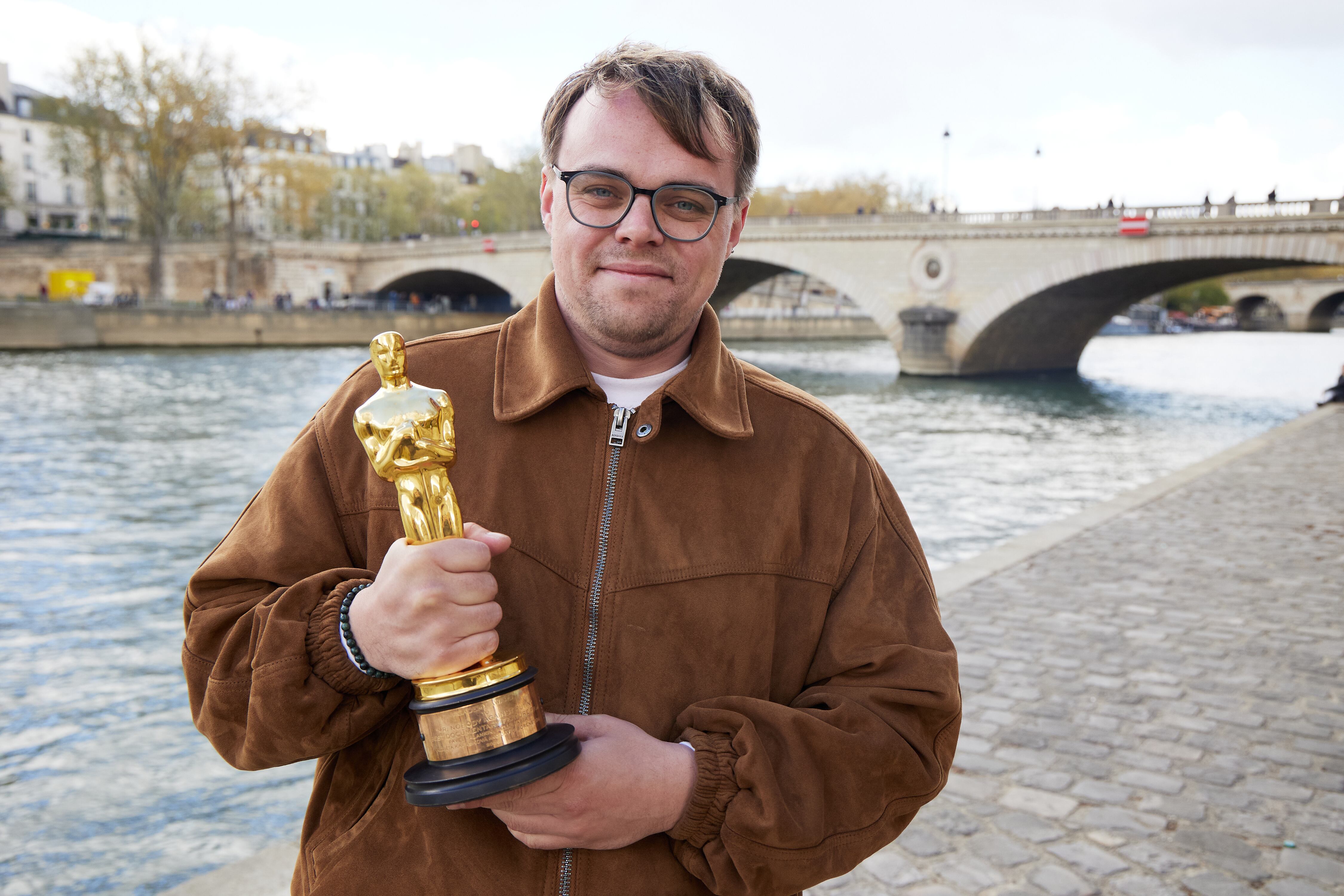 Pavel Talankin posa junto a su premio Oscar.
