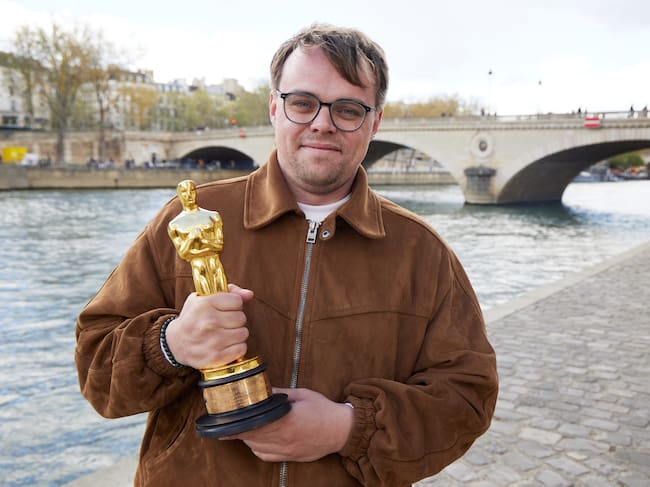 Pavel Talankin posa junto a su premio Oscar.