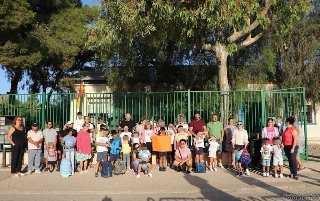 Padres, madres y alumnos del colegio La Campana protestan por el retraso de la instalación de las aulas modulares