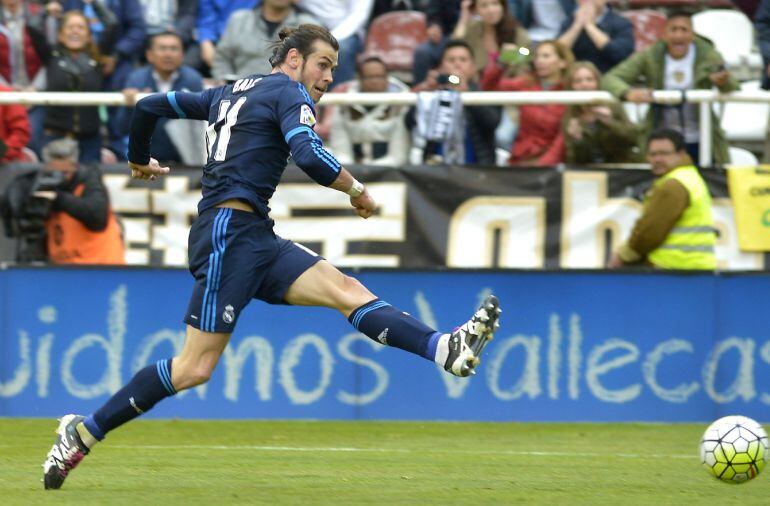 El centrocampista del Real Madrid Gareth Bale remata a gol, tercero para su equipo