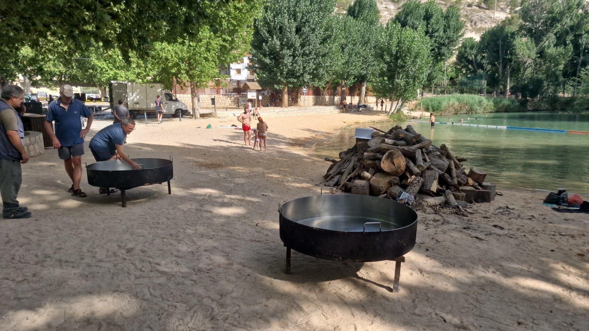 Imagen de los preparativos de las fiestas de San Juan en Alcalá del Júcar