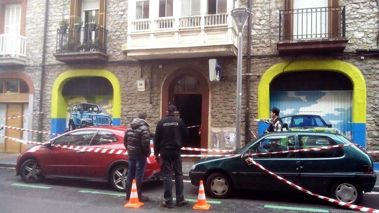 Agentes de la Ertzaintza en el portal de la calle Libertad donde se ha producido el dramático suceso