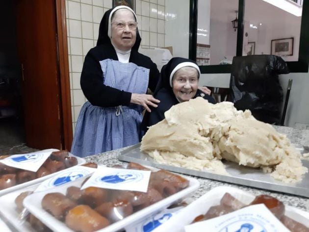 Sor Fátima y Sor Auxiliadora, ante la masa de los mazapanes