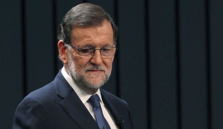 El presidente del Gobierno en funciones y del PP, Mariano Rajoy, en el plató momentos antes de iniciar el único debate a cuatro de la campaña