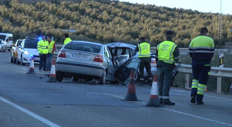 El vehículo donde viajaba el joven ha quedado destrozado por el fuerte impacto 