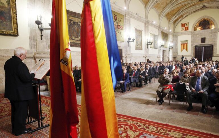 El cardenal arzobispo de Valencia, Antonio Cañizares, durante su turno de lectura en el acto de conmemoración del Día de la Constitución celebrado hoy en Capitanía General de Valencia.