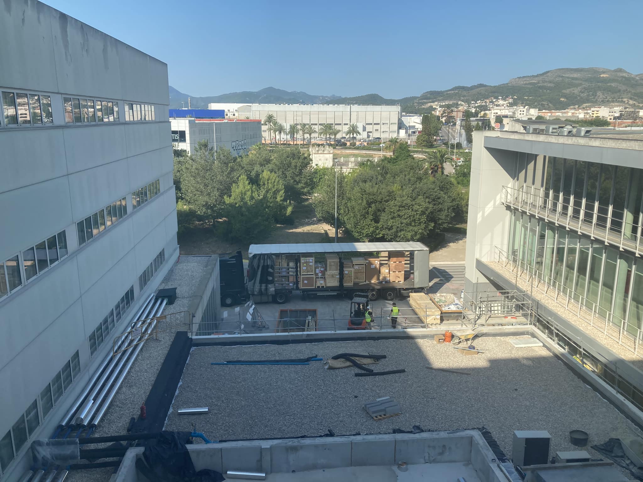 Operarios descargando las piezas del acelerador lineal el pasado sábado en el hospital de Gandia.