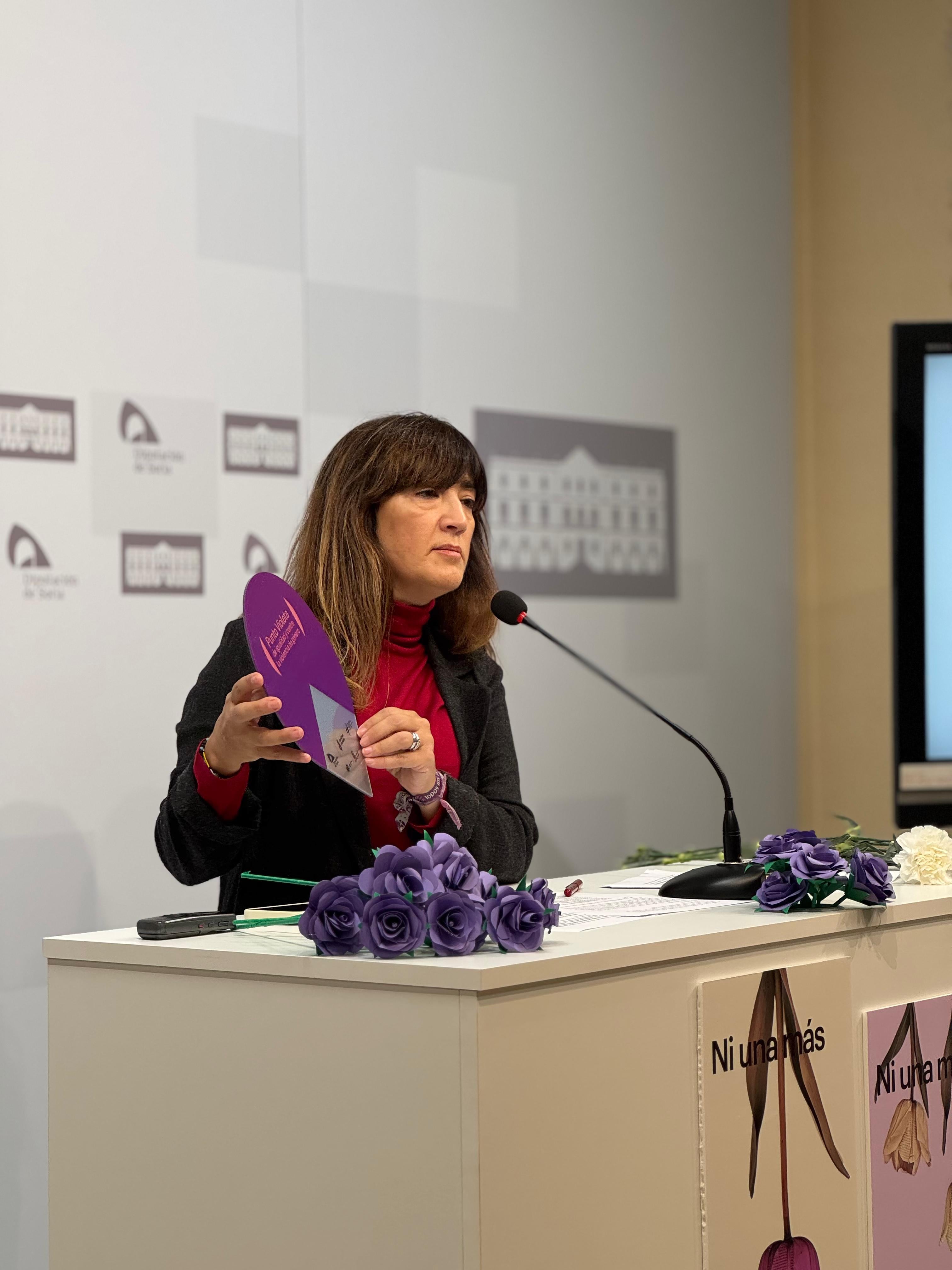 Laura Prieto con el símbolo de los puntos violeta.