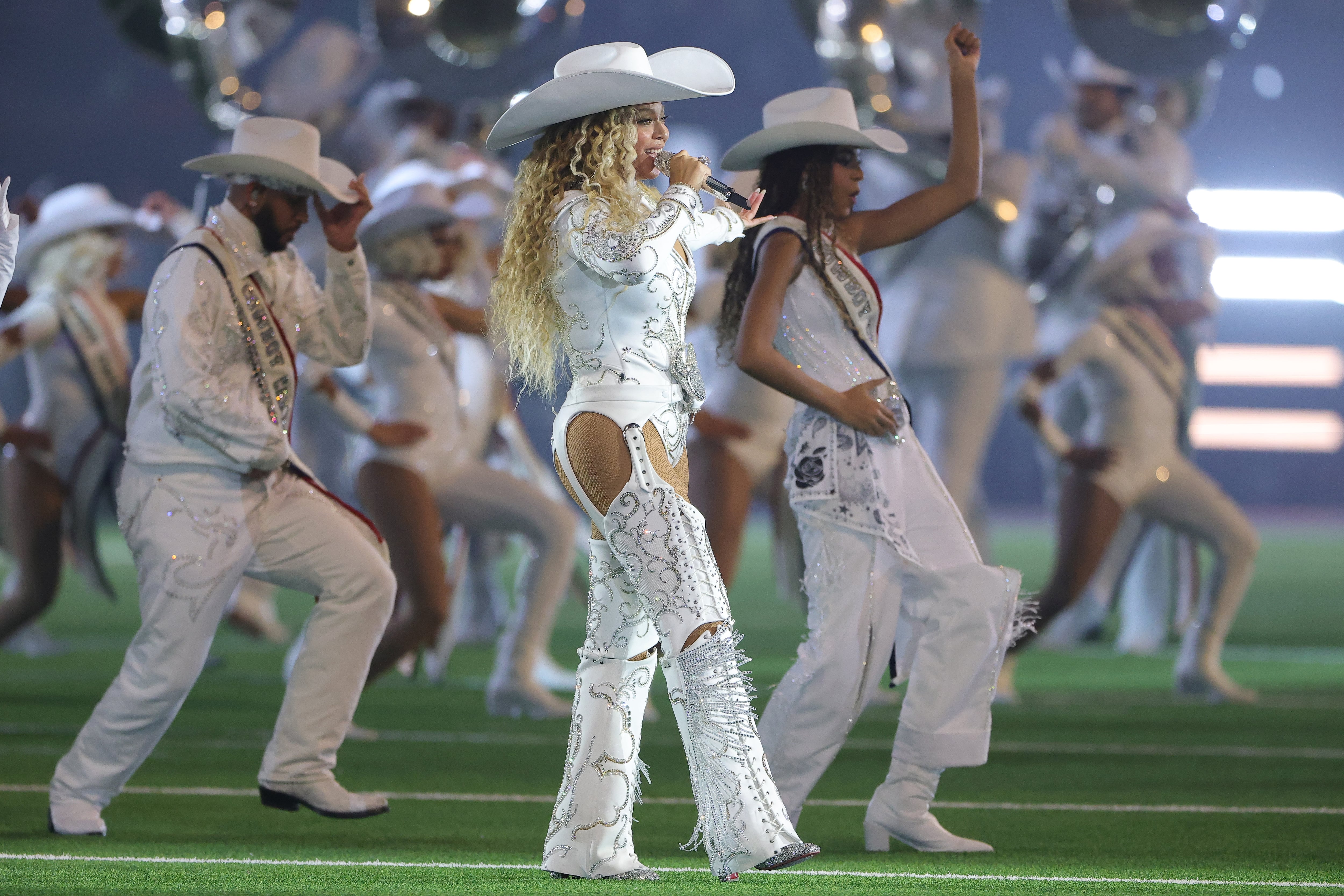 La cantante Beyoncé junto a su hija Blue Ivy durante su actuación en el medio tiempo de la primera NFL retransmitida en Netflix.