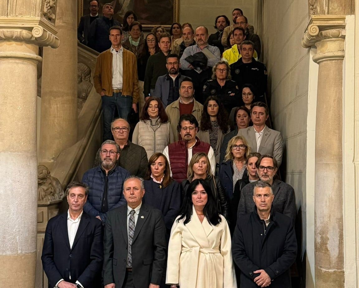 Minuto de silencio convocado en el Ayuntamiento de Huesca tras la gota fría en Valencia y Albacete