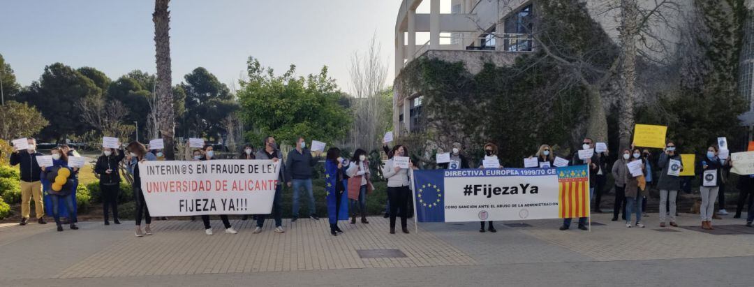 El personal interino de la UA, concentrado esta mañana en el campus universitario