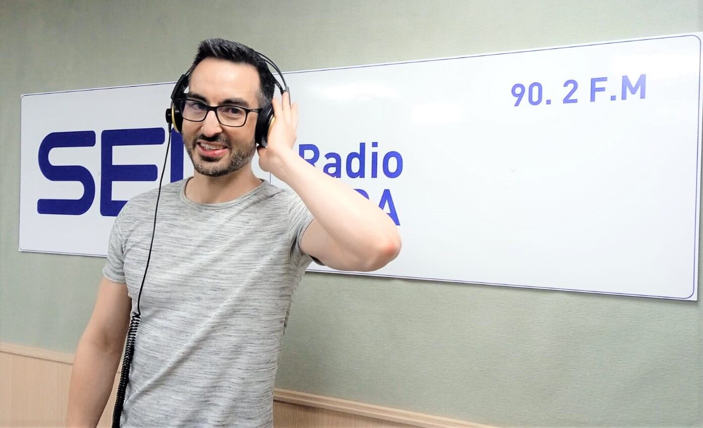 Adrián Carratalá, en el estudio de Radio Elda SER