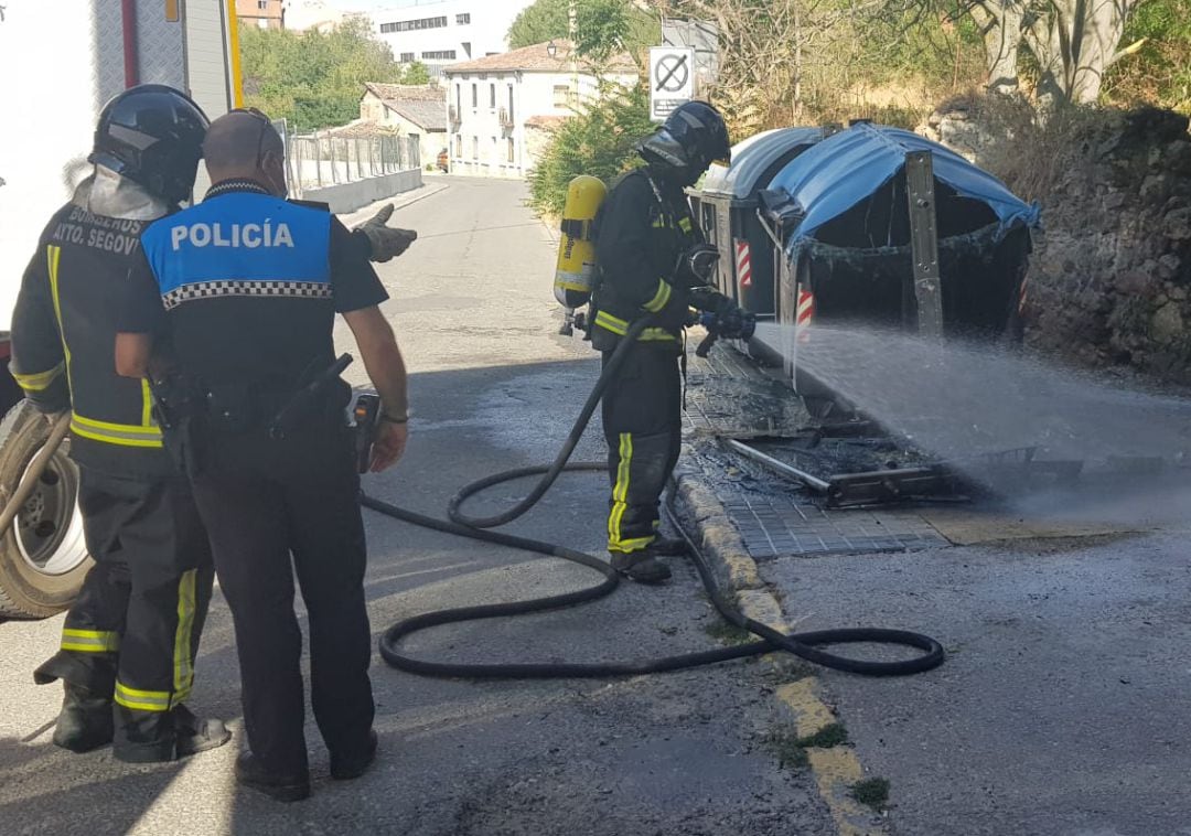 Los bomberos actúan en el lugar donde han ardido varios contenedores