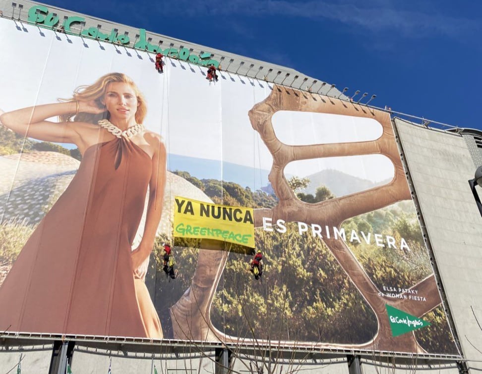 La fachada de El Corte Inglés con el cartel desplegado por Greenpeace / Greenpeace