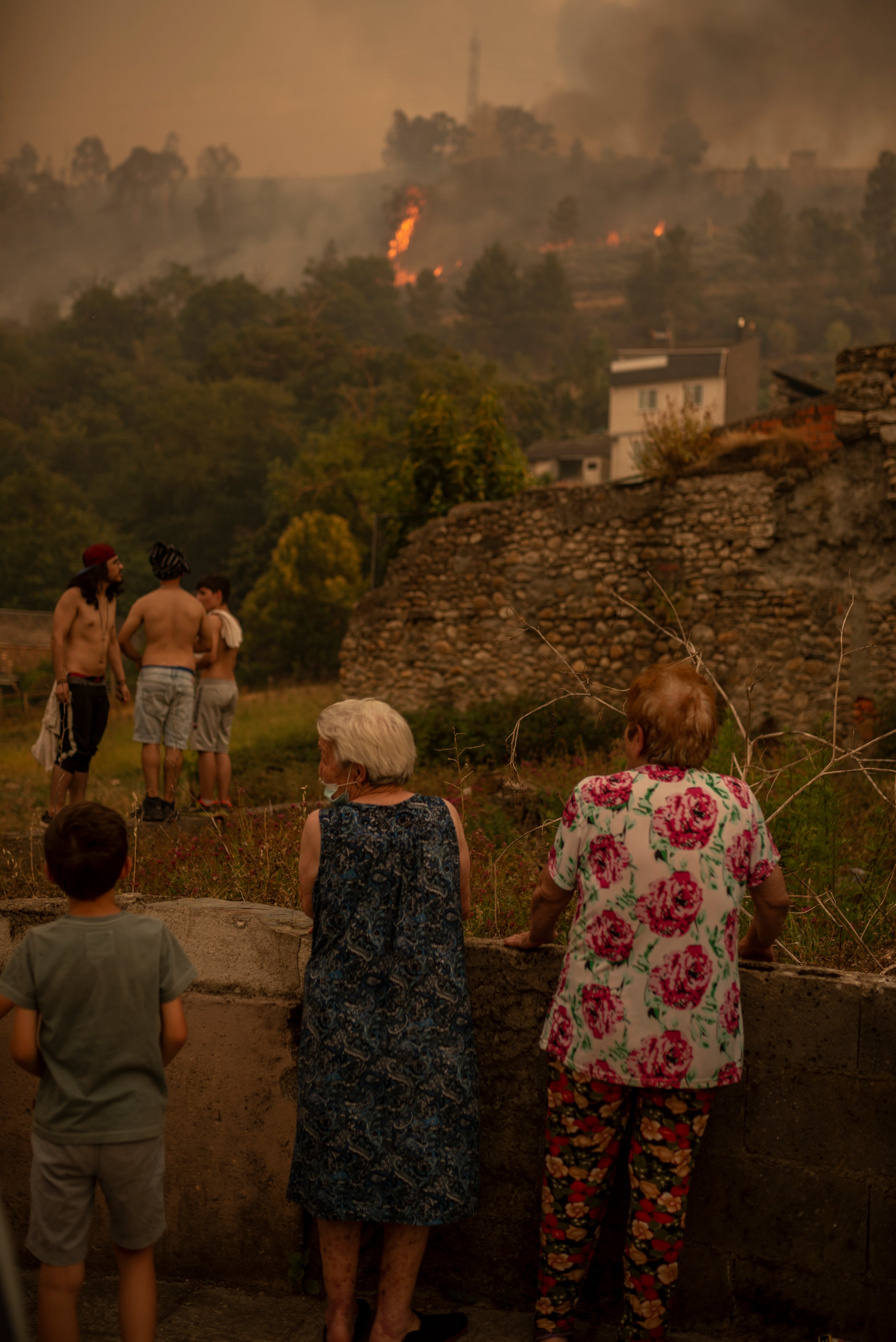 Varios vecinos abandonan las inmediaciones del incendio forestal de Sevilleja de la Jara (Toledo).