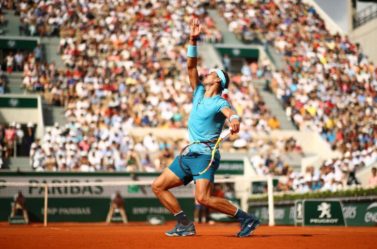 Nadal sirve durante el partido contra Guido Pella. 