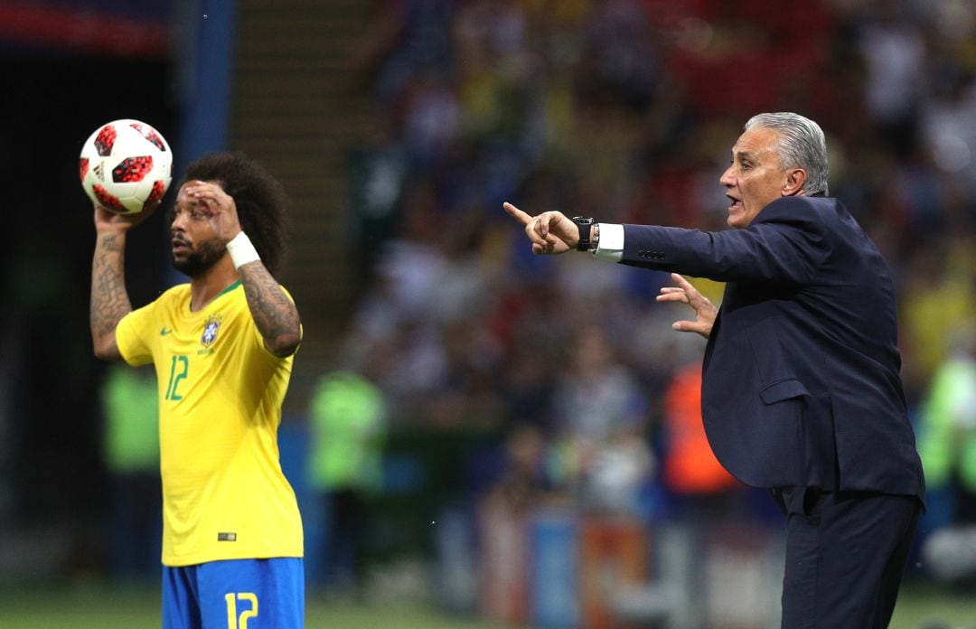 Marcelo saca de banda con Tite dando instrucciones durante el Mundial