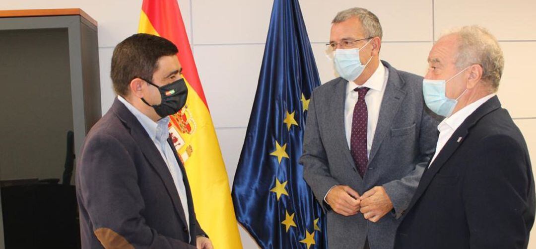 De izquierda a derecha: el presidente de la Diputación Provincial de Jaén, Francisco Reyes; el secretario general para el Reto Demográfico,Francesc Boyá; y el presidente de la Diputación Provincial de Huesca, Miguel Gracia.