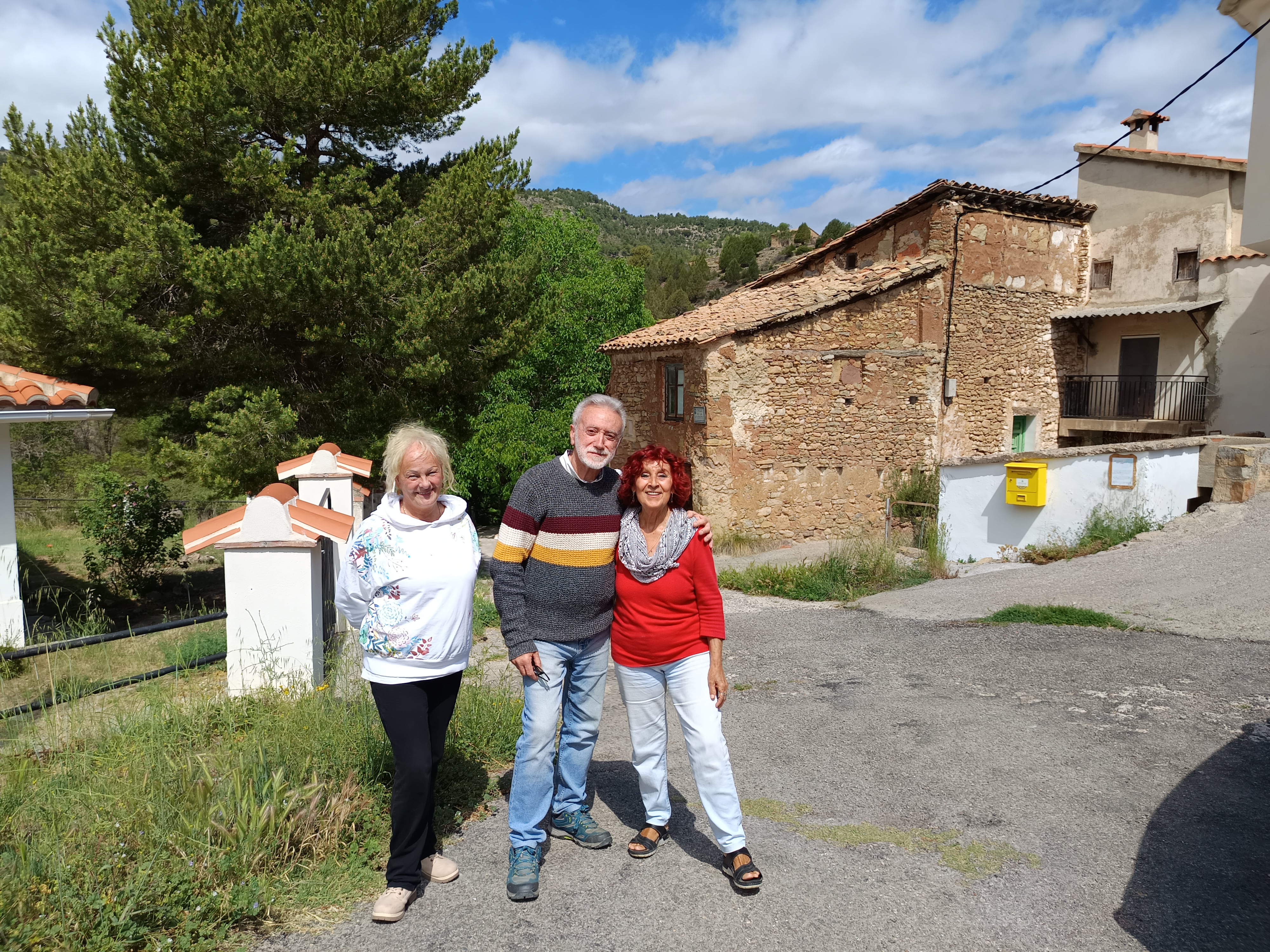 Luciano Gil, Yolanda Guillén y Adelaida Blasco a la entrada de Paraíso Bajo