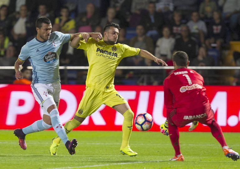 El guardameta del Celta de Vigo, Sergio Álvarez (d), intenta capturar el balón ante el delantero italiano del Villarreal, Nicola Sansone (c), perseguido por el defensa argentino del Celta, Gustavo Cabral, durante el encuentro correspondiente a la octava j