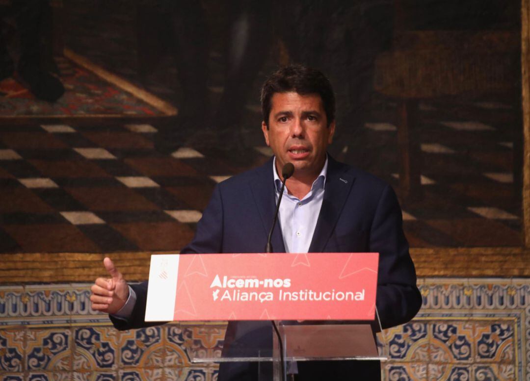 El presidente de la Diputación, Carlos Mazón, durante su intervención en la Mesa &quot;Alcem-nos&quot; celebrada hoy en el Palau de la Generalitat.