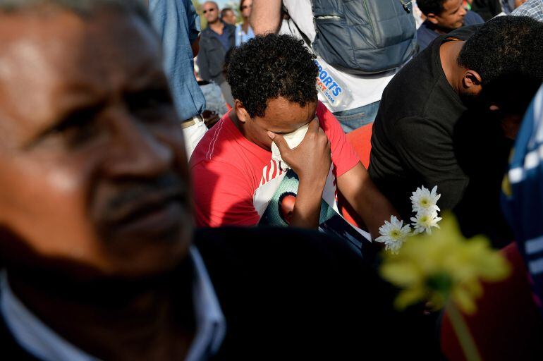 Inmigrantes lloran la muerte de sus compatriotas en el puerto de Lampedusa