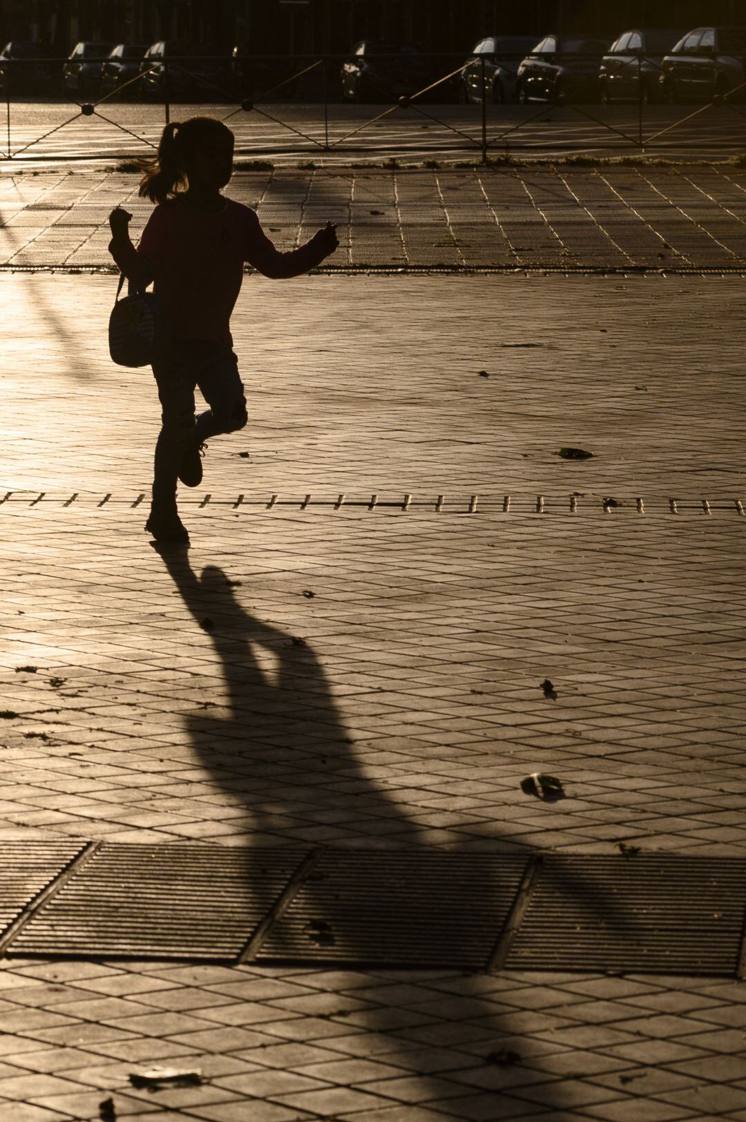 Niña corriendo por la calle