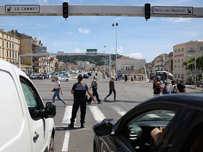 Agentes de la policía municipal de Cannes controlando el tráfico en las carreteras por el apagón que ha afectado a la región de los Alpes marítimos